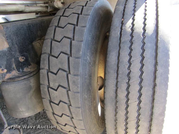 image for item DE6627 2005 International 7600 fuel truck