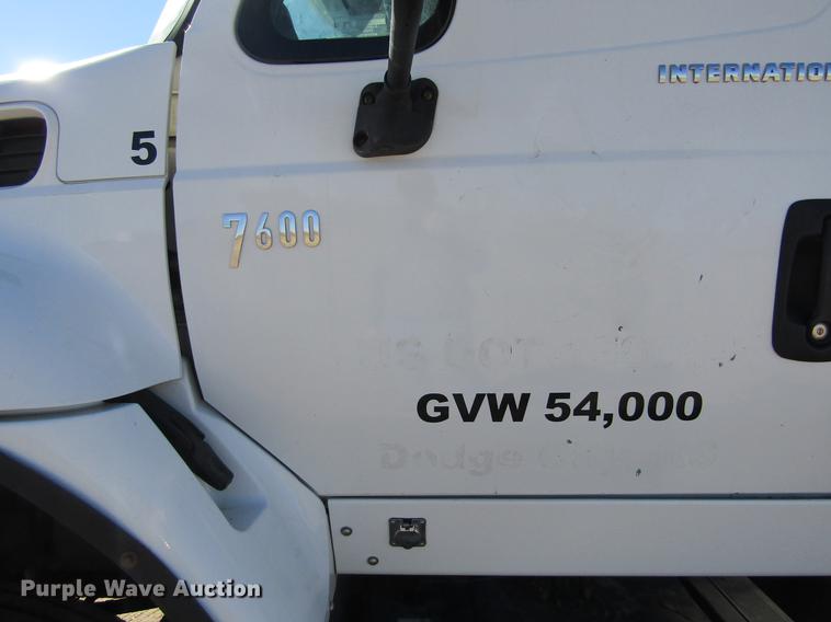 image for item DE6627 2005 International 7600 fuel truck