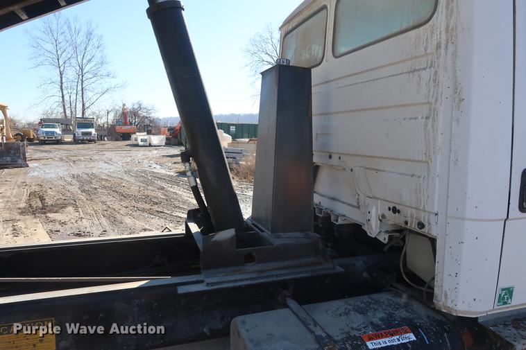 image for item DF3531 1998 Freightliner FL80 dump truck