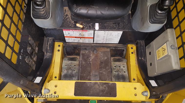 image for item DF3545 2004 Komatsu SK714 skid steer