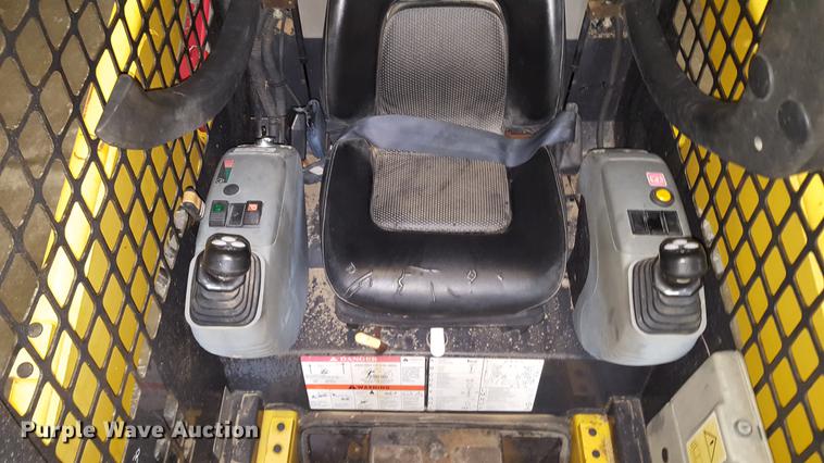 image for item DF3545 2004 Komatsu SK714 skid steer