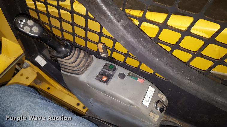 image for item DF3545 2004 Komatsu SK714 skid steer