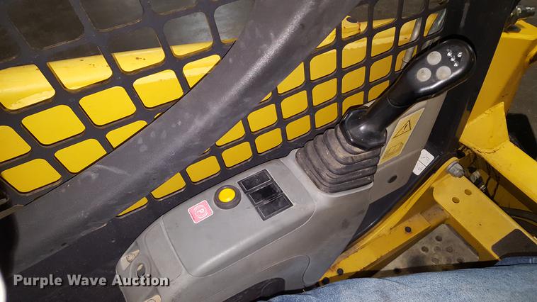 image for item DF3545 2004 Komatsu SK714 skid steer