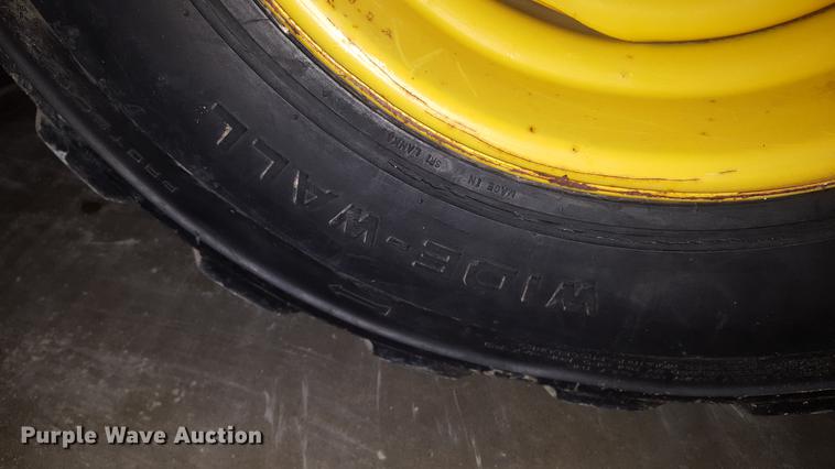 image for item DF3545 2004 Komatsu SK714 skid steer