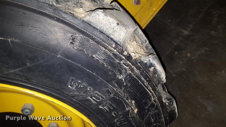 image for item DF3545 2004 Komatsu SK714 skid steer