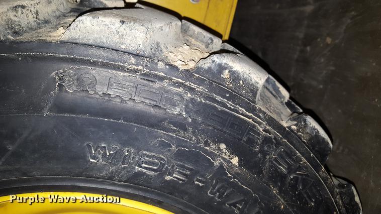 image for item DF3545 2004 Komatsu SK714 skid steer