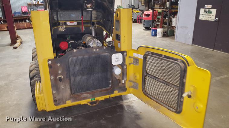 image for item DF3545 2004 Komatsu SK714 skid steer