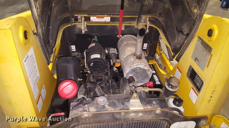 image for item DF3545 2004 Komatsu SK714 skid steer