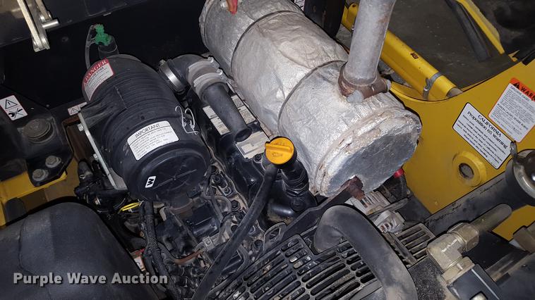 image for item DF3545 2004 Komatsu SK714 skid steer