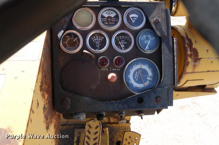 image for item DF3549 1974 International E200 Pay Scraper conventional scraper