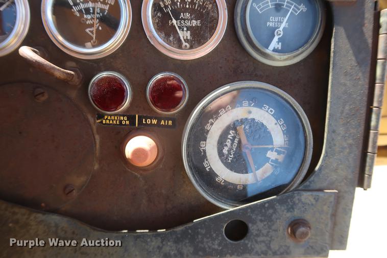 image for item DF3549 1974 International E200 Pay Scraper conventional scraper