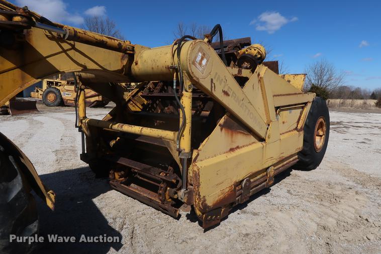 image for item DF3549 1974 International E200 Pay Scraper conventional scraper