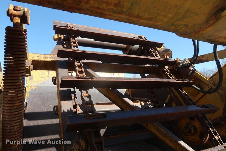 image for item DF3549 1974 International E200 Pay Scraper conventional scraper