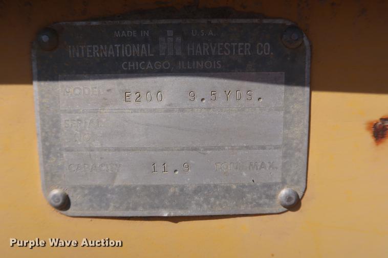 image for item DF3549 1974 International E200 Pay Scraper conventional scraper