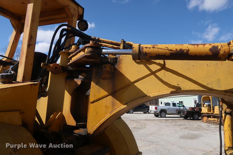 image for item DF3549 1974 International E200 Pay Scraper conventional scraper