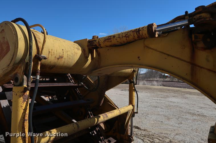 image for item DF3549 1974 International E200 Pay Scraper conventional scraper