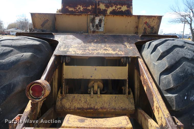 image for item DF3549 1974 International E200 Pay Scraper conventional scraper