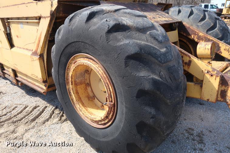 image for item DF3549 1974 International E200 Pay Scraper conventional scraper