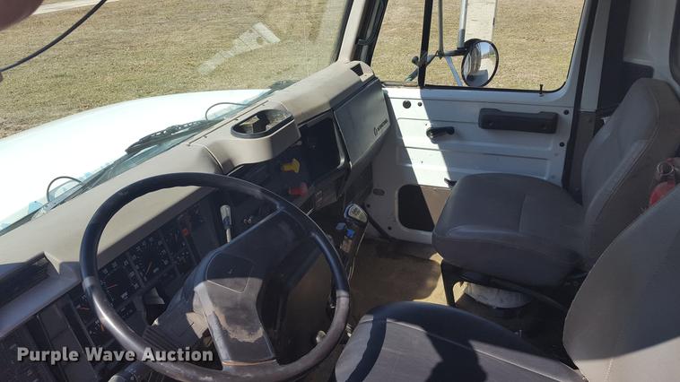 image for item DF3567 1999 International 4900 dump truck