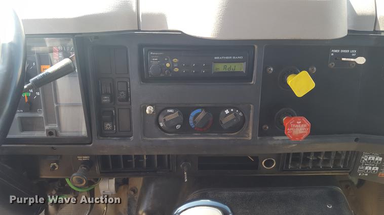 image for item DF3567 1999 International 4900 dump truck