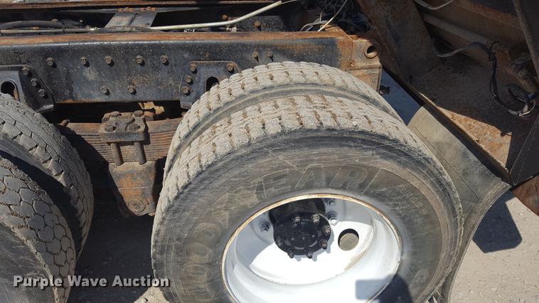 image for item DF3567 1999 International 4900 dump truck