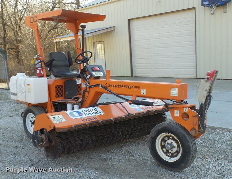 2014 Laymor SM300 Sweepmaster sweeper in Centerview, MO | Item DP9572