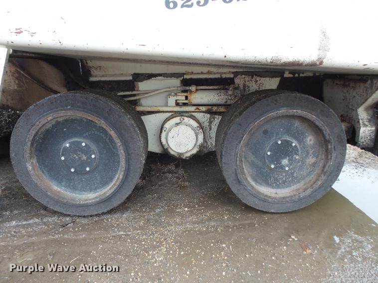 image for item DV9546 2002 Cedarapids CR351 paver