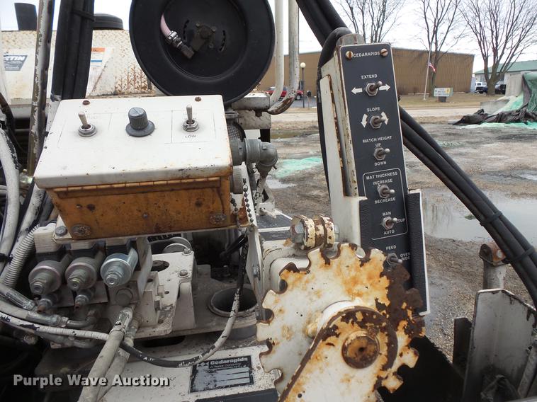 image for item DV9546 2002 Cedarapids CR351 paver