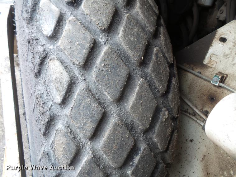 image for item DV9546 2002 Cedarapids CR351 paver