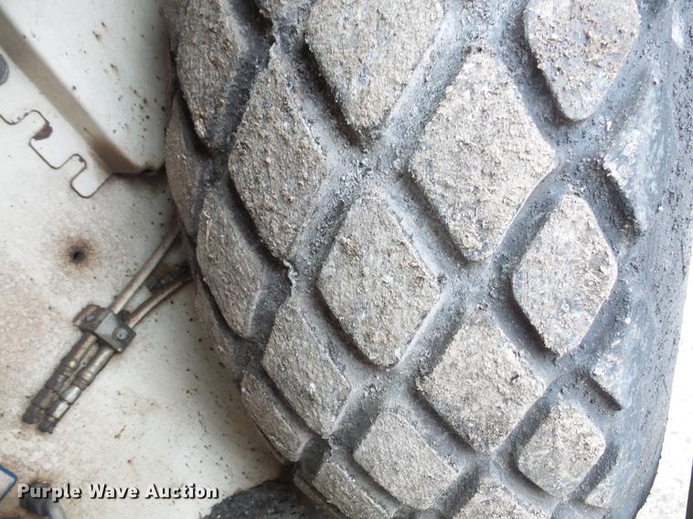 image for item DV9546 2002 Cedarapids CR351 paver