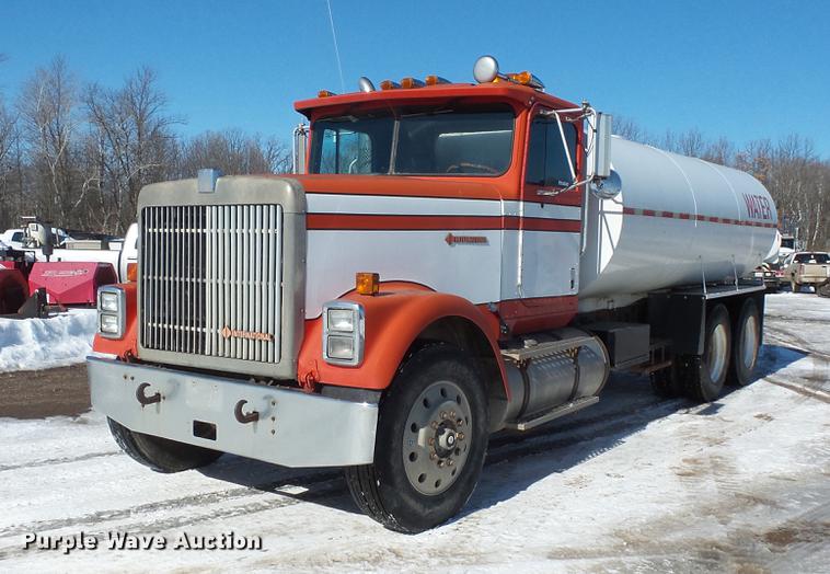 image for item DV9559 1987 International F9379 tank truck