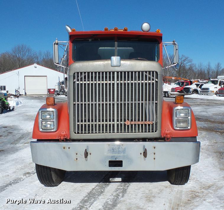 image for item DV9559 1987 International F9379 tank truck