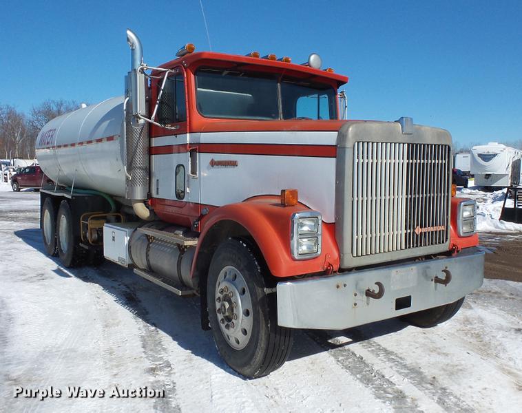 image for item DV9559 1987 International F9379 tank truck