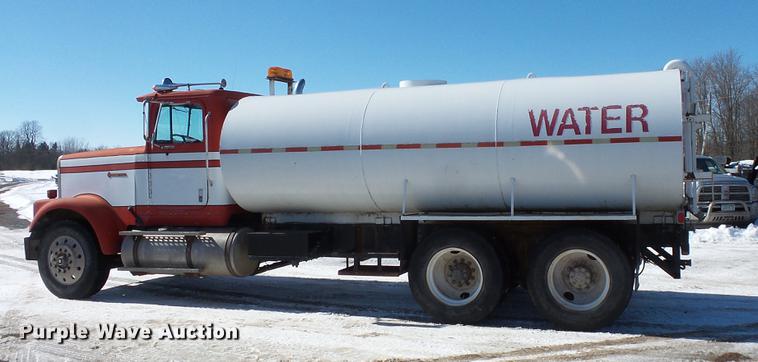 image for item DV9559 1987 International F9379 tank truck