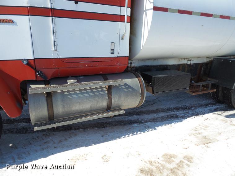 image for item DV9559 1987 International F9379 tank truck