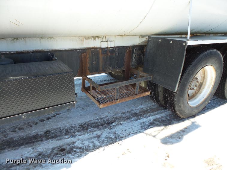 image for item DV9559 1987 International F9379 tank truck