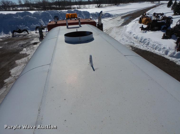 image for item DV9559 1987 International F9379 tank truck