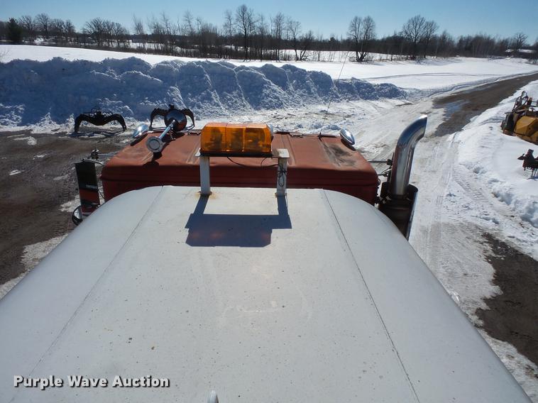 image for item DV9559 1987 International F9379 tank truck