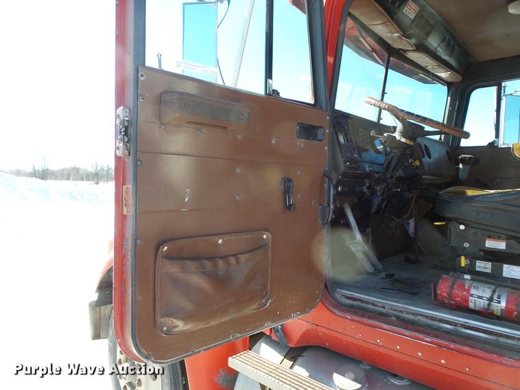 image for item DV9559 1987 International F9379 tank truck