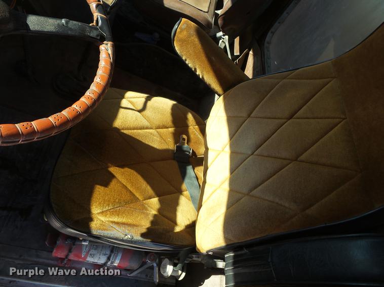 image for item DV9559 1987 International F9379 tank truck