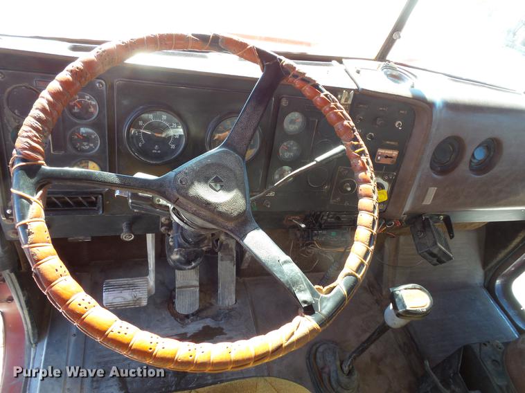 image for item DV9559 1987 International F9379 tank truck