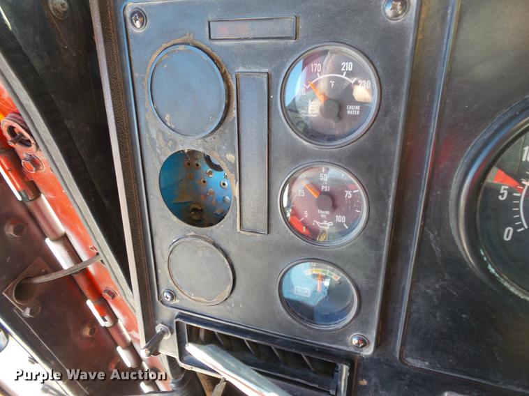 image for item DV9559 1987 International F9379 tank truck