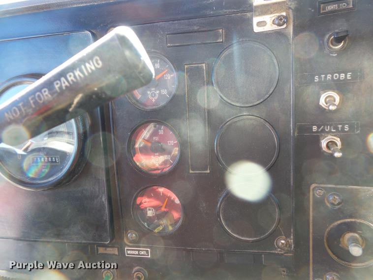 image for item DV9559 1987 International F9379 tank truck