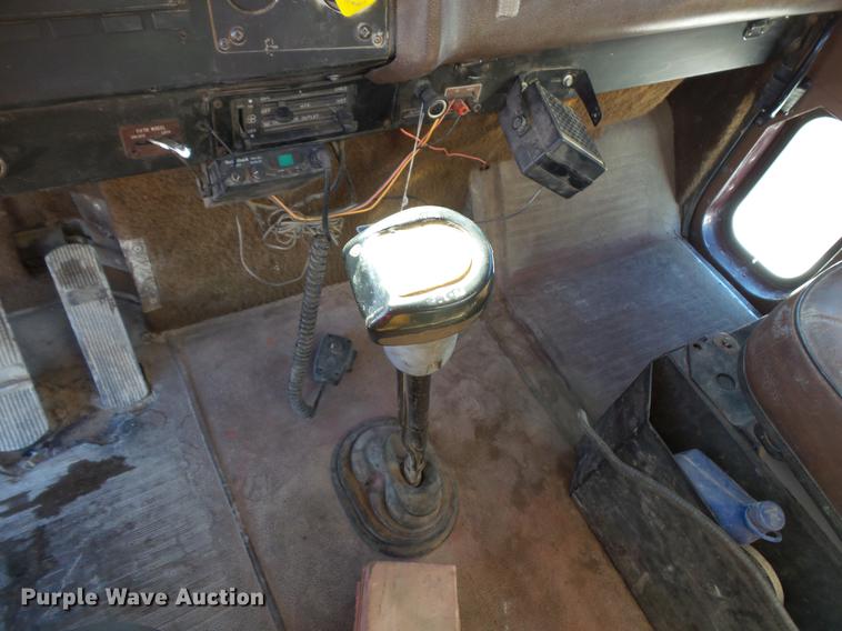 image for item DV9559 1987 International F9379 tank truck