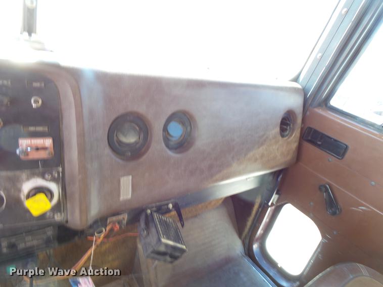 image for item DV9559 1987 International F9379 tank truck