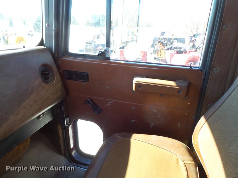 image for item DV9559 1987 International F9379 tank truck