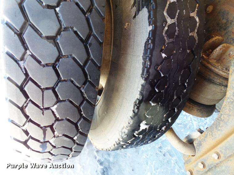 image for item DV9559 1987 International F9379 tank truck