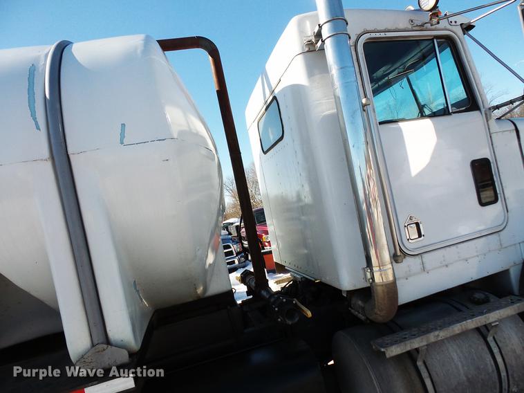 image for item DV9560 1991 Kenworth T800 tank truck