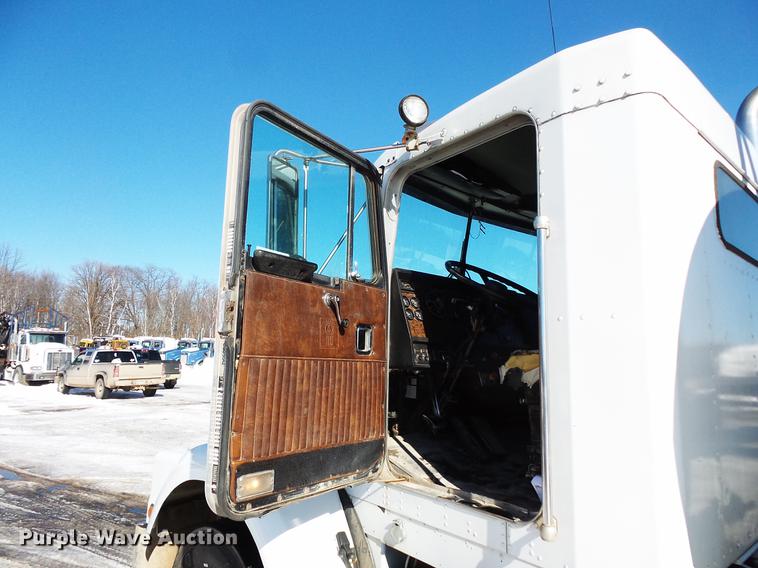 image for item DV9560 1991 Kenworth T800 tank truck