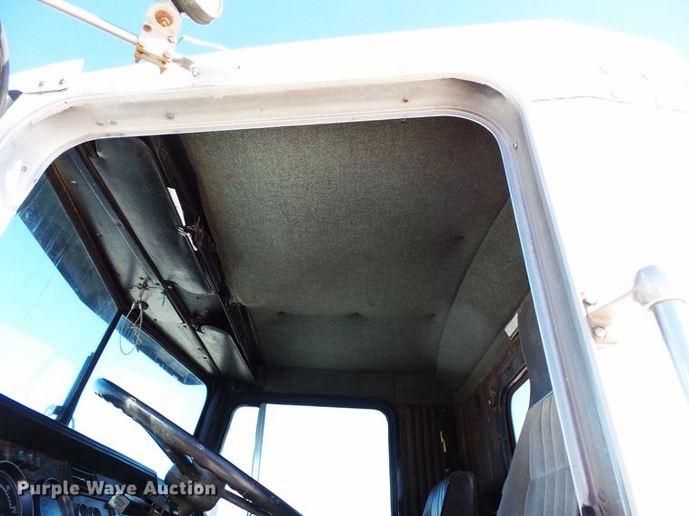 image for item DV9560 1991 Kenworth T800 tank truck